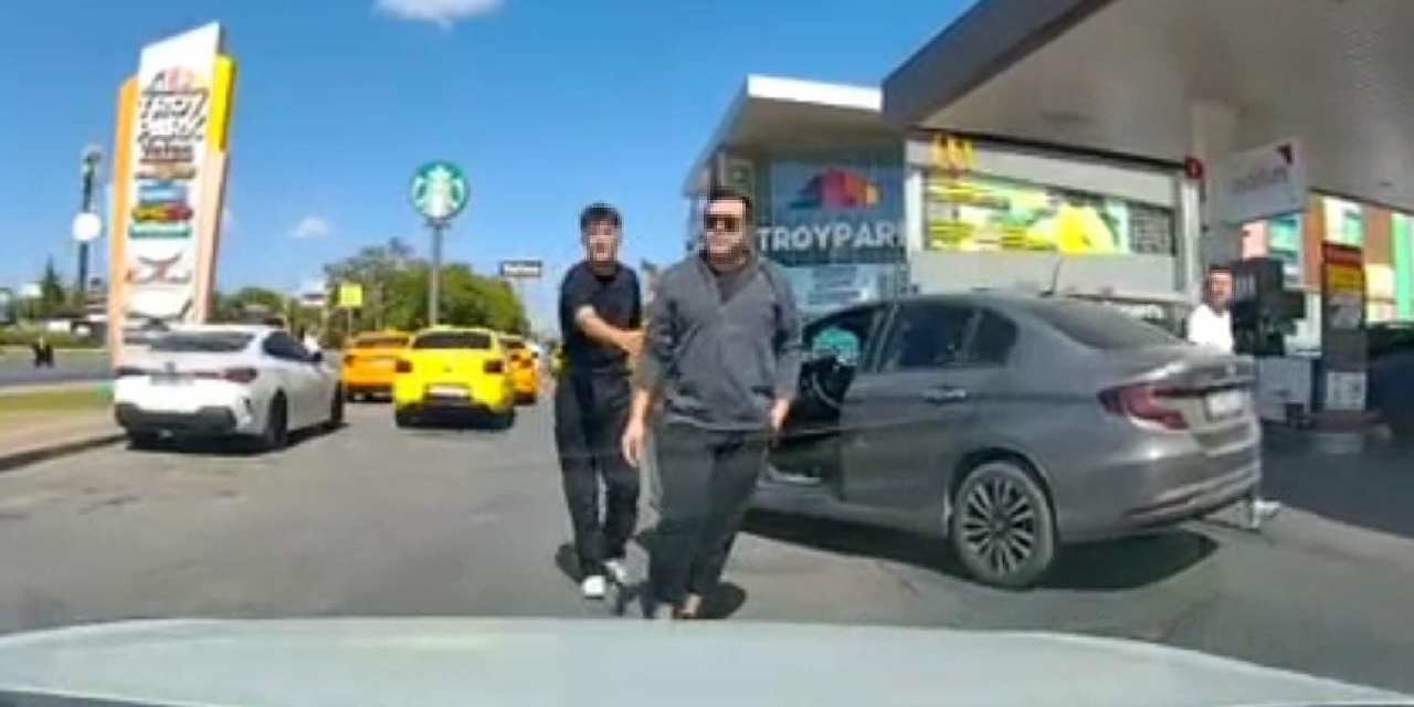 Tartıştığı sürücünün önünü kesip üzerine yürüdü: O anlar kamerada!