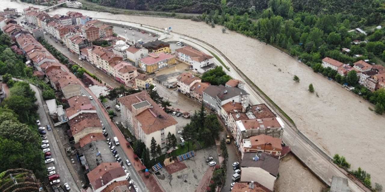 Şehir sular altında kaldı: 1 kişi sele kapıldı