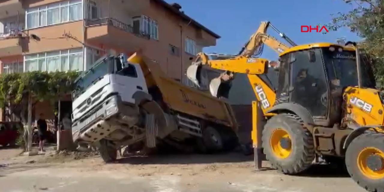 Zemin çöktü kum yüklü kamyon foseptiğe düştü