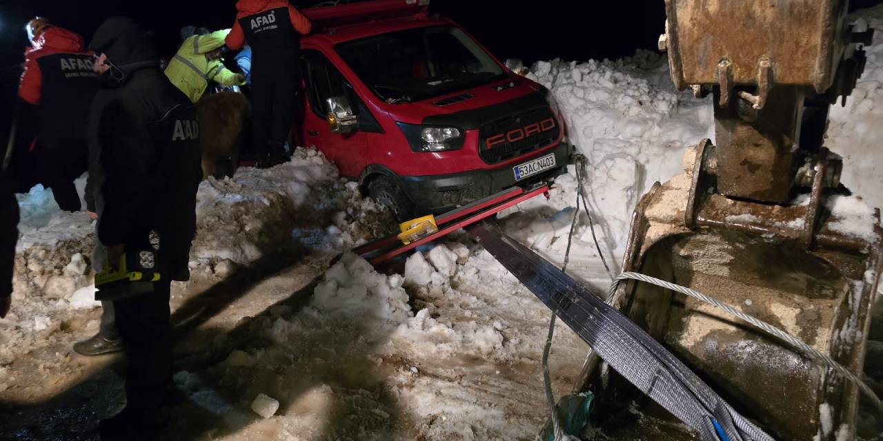 Trovit Yaylası’nda zamanla yarış: 15 kişi çığın altından sağ çıkarıldı