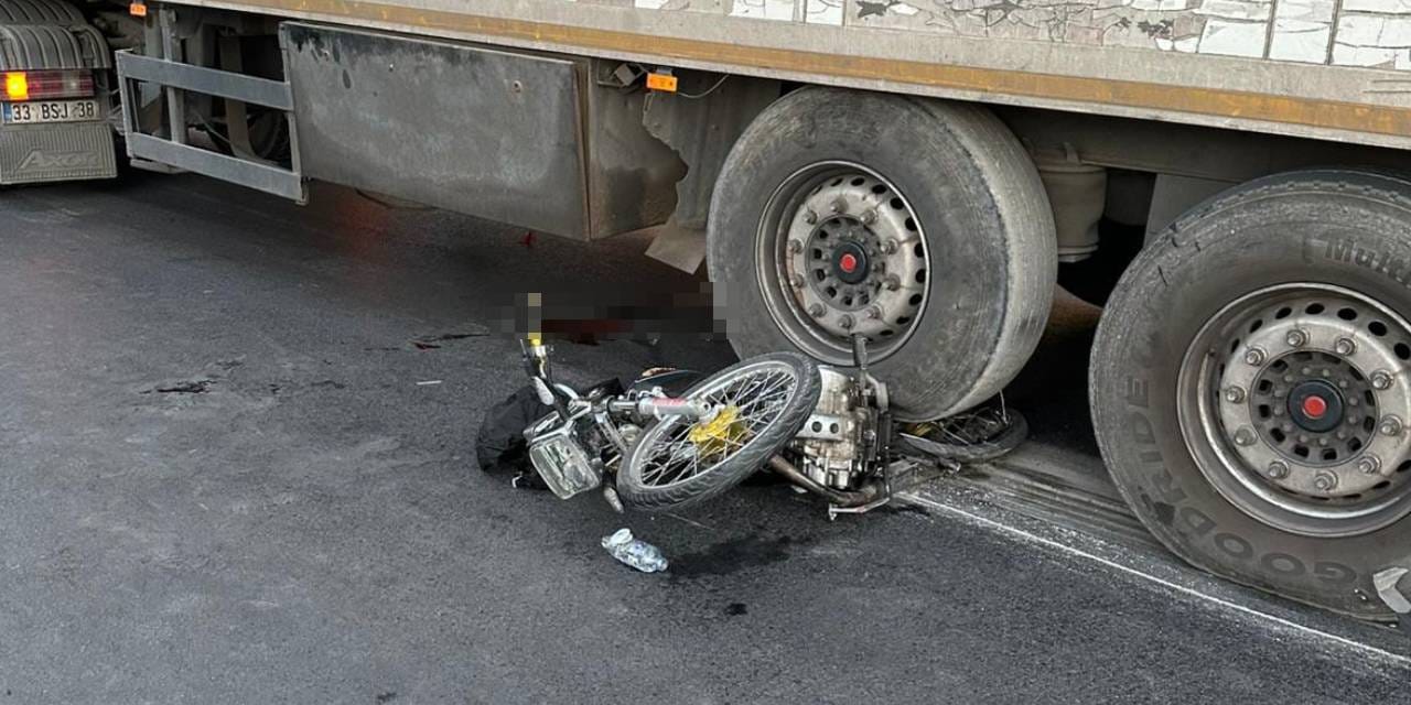 Motosiklet TIR dorsesinin altına girdi: Feci şekilde can verdi