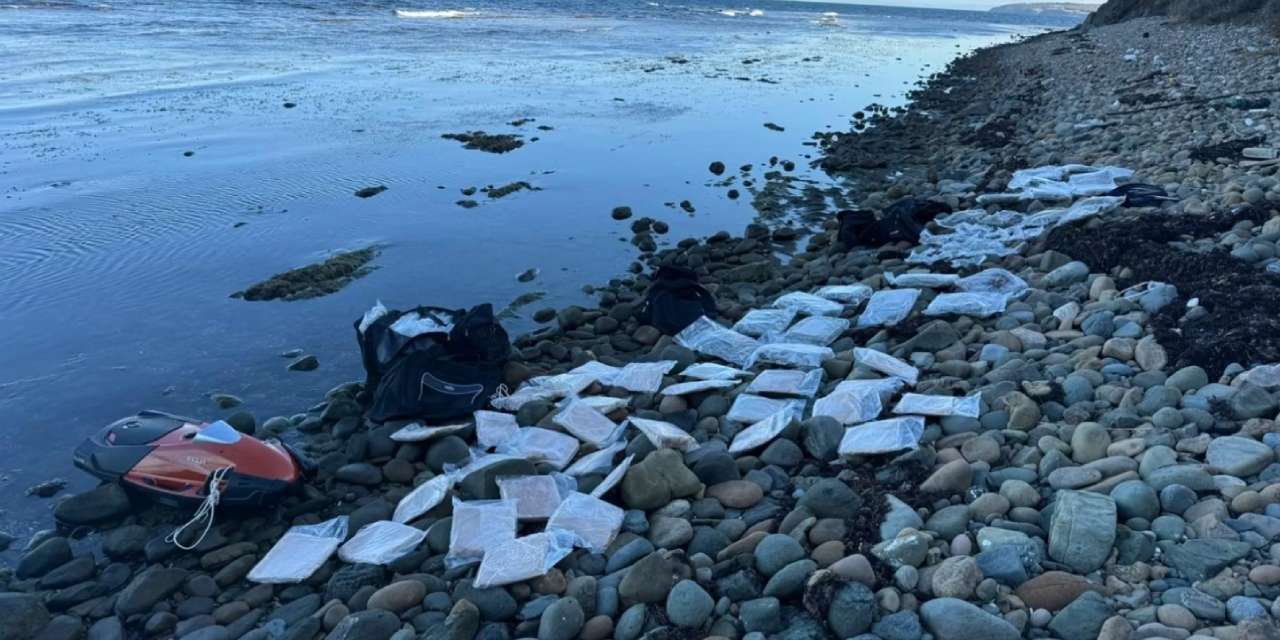 Deniz skuteriyle taşırken yakalandı: Çantalarından çıkan uyuşturucu sahili kapladı