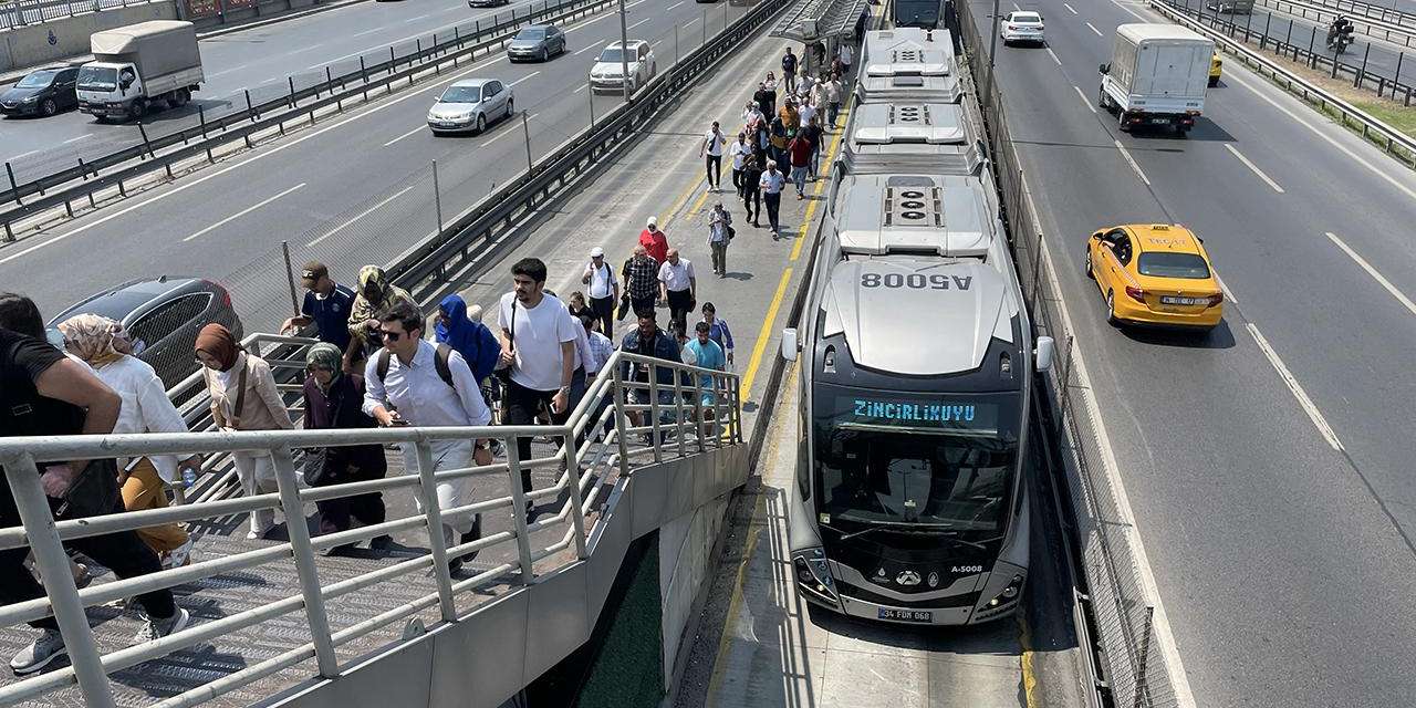 2 metrobüs durakta çarpıştı: Seferler aksadı