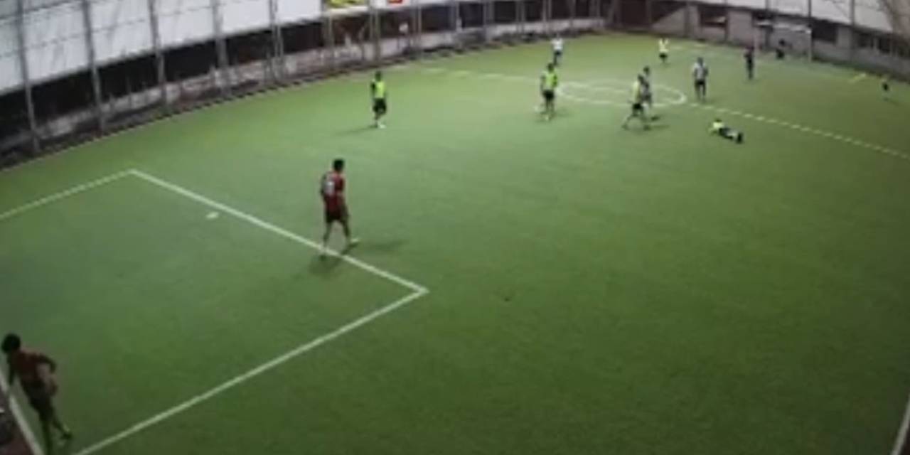 Son anları kamerada: Halı sahada kalp krizi geçiren polis kurtarılamadı