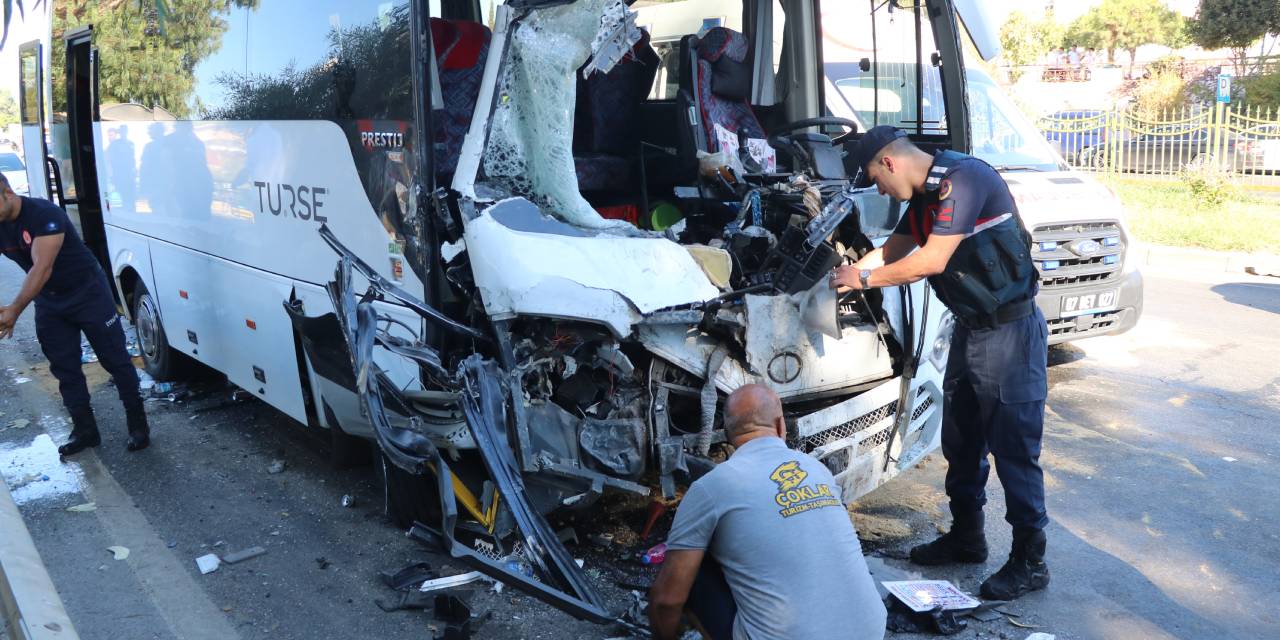Antalya'da yolcu midibüsleri birbirine girdi: Yaralılar var!