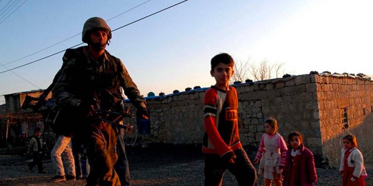 Çocuklara 'su' veren askerlere soruşturma açıldı: Astsubaya 'emre itaatsizlik' cezası!