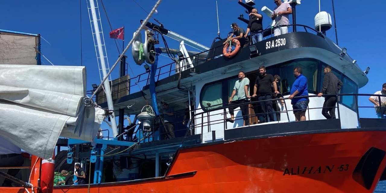 Rizeli balıkçılardan denizde eylem!