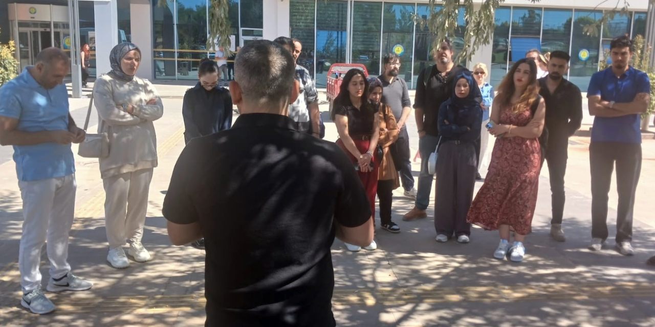 Üniversitede skandal: Derslik yok, eğitim bahçede!