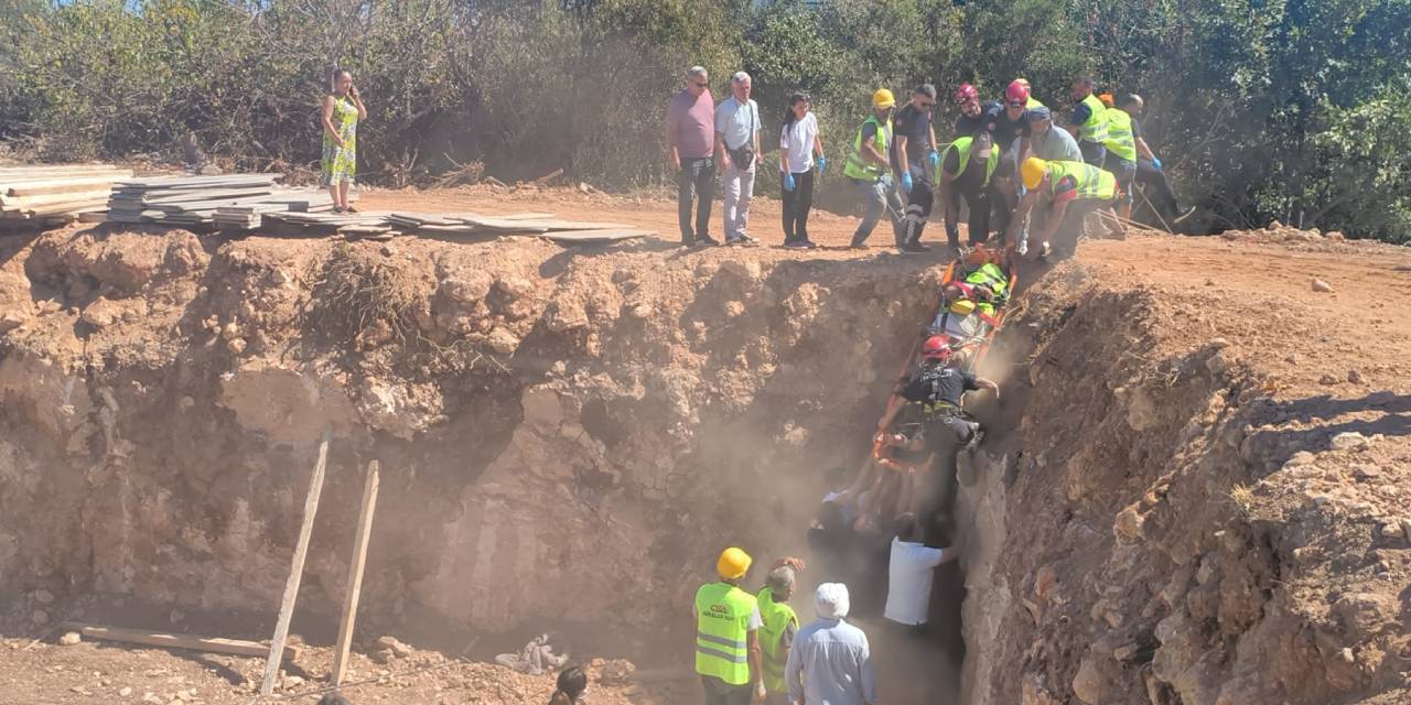 Antalya'da bir işçi 5 metrelik çukura düştü!