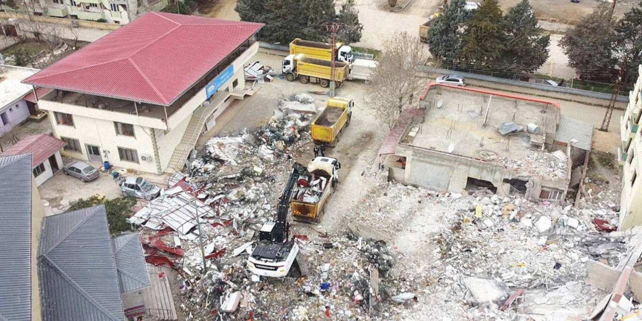 Yıkılan bir binanın daha müteahhidi tahliye edildi: Ölü helvası evinde kavrulmayan anlayamaz