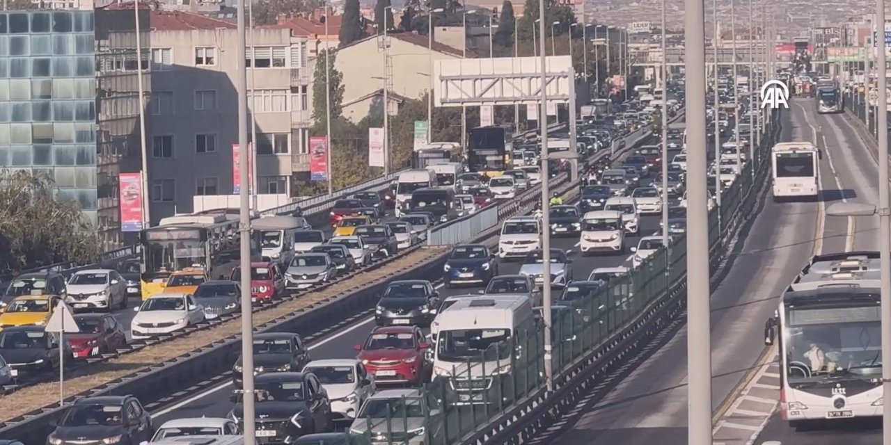 İstanbul güne trafik yoğunluğuyla başladı! Yollar yine kilitlendi