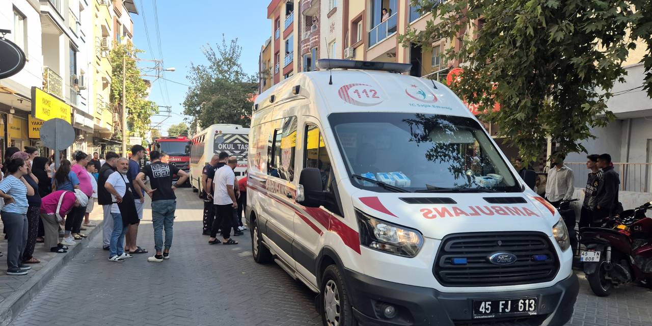 Manisa’da midibüs yayaya çarptı: O anlar kamerada