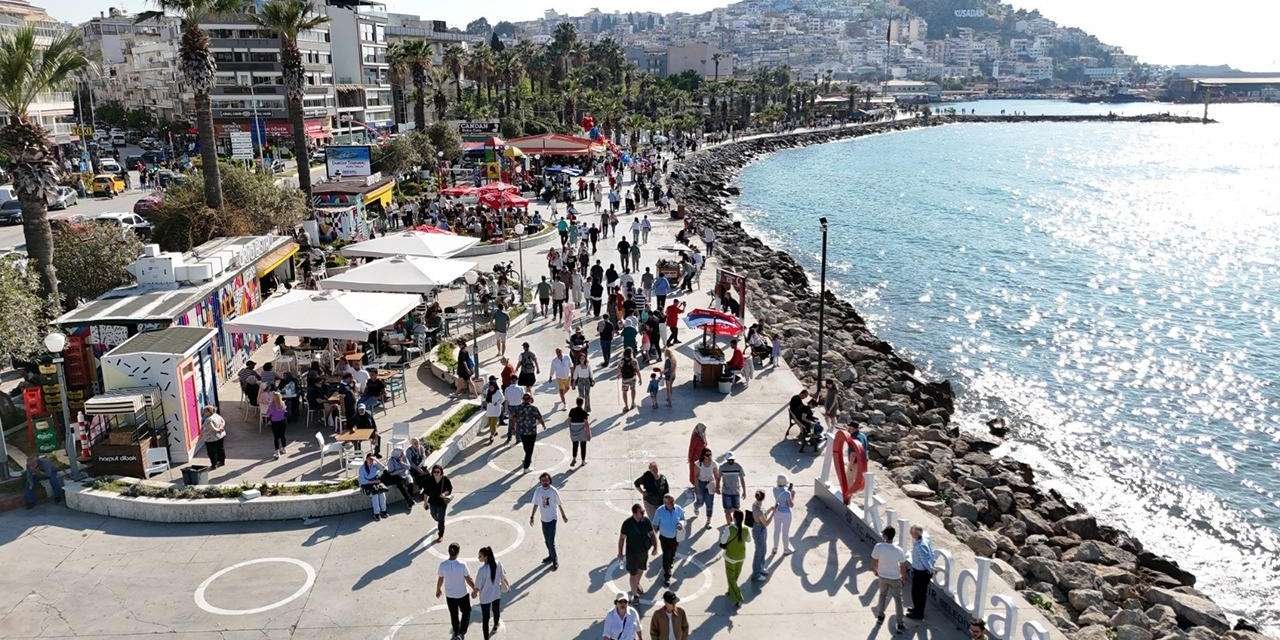 13 bin 750 turist aynı gün Kuşadası'na akın etti