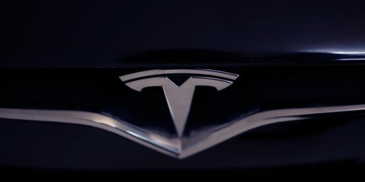 Tesla yenilgiyi kabul etti: Arabalarından neleri kaldırıyor?