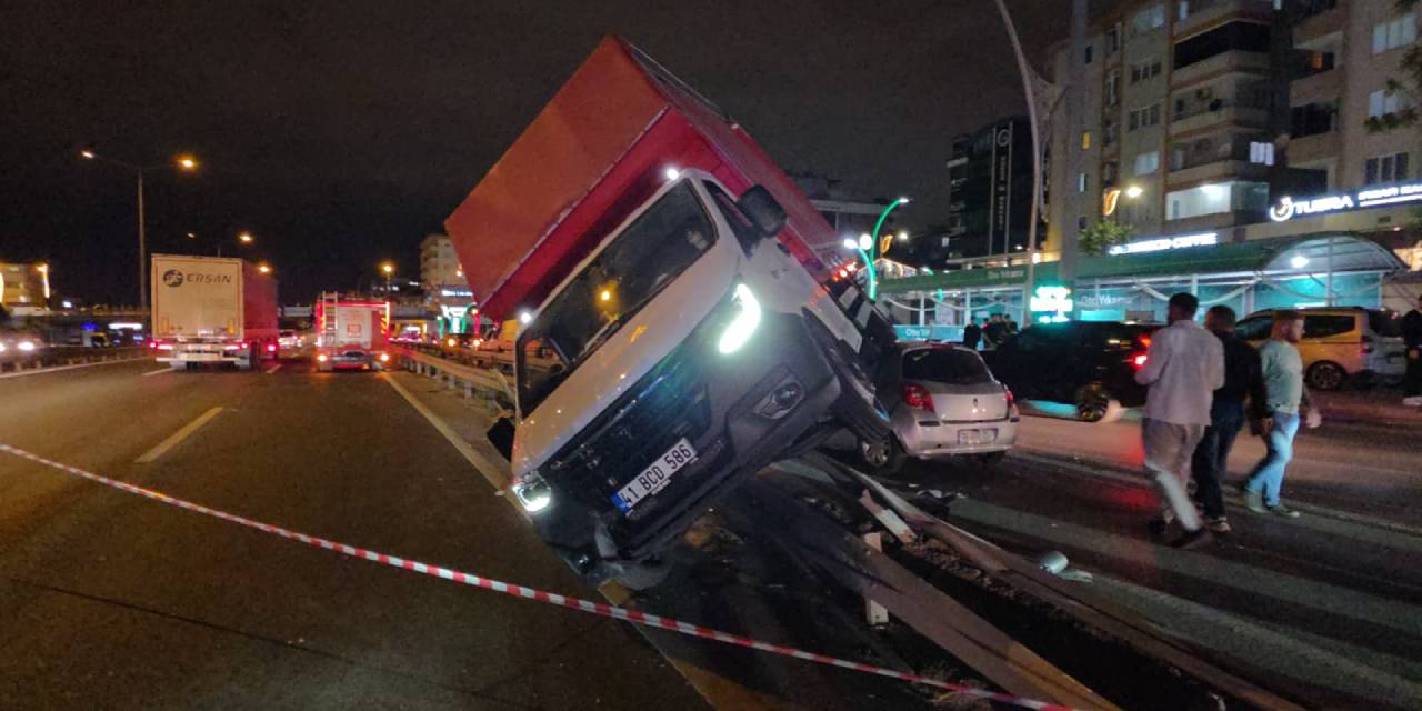 Otomobille çarpıştı, bariyerlere çıktı: Kamyonetteki 3 kişi yaralandı