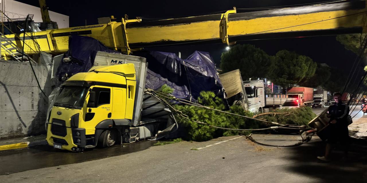 Vinç TIR'ın üzerine devrildi: Feci kazada operatör yaralandı