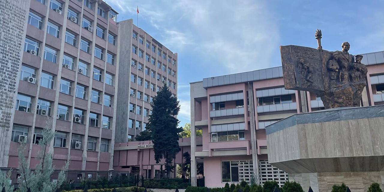 Sayıştay raporu: MEB personeli gerekli şartları taşımıyor