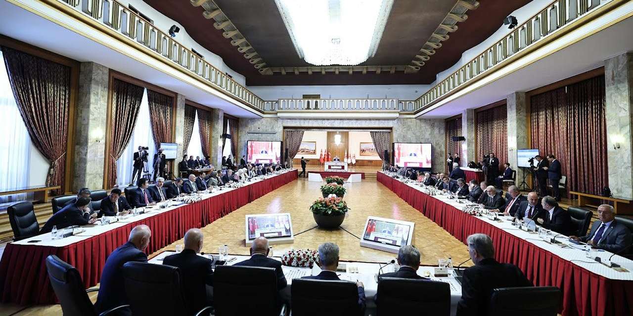 Süreç komisyonunda Şara'yı örnek gösterdi: O da gelsin