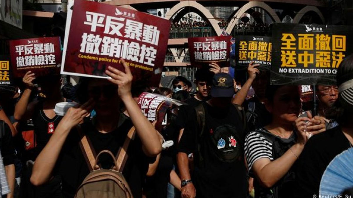 Hong Kong’da on binlerce eylemci sokakta