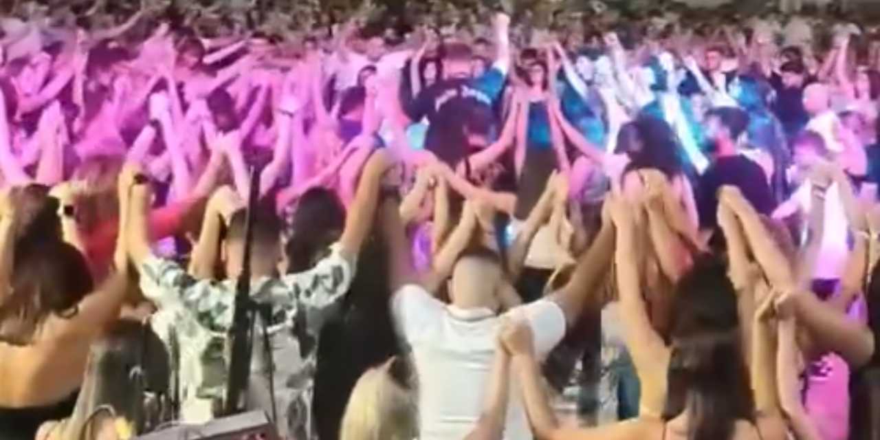 Yunanlar horonla eğlendi