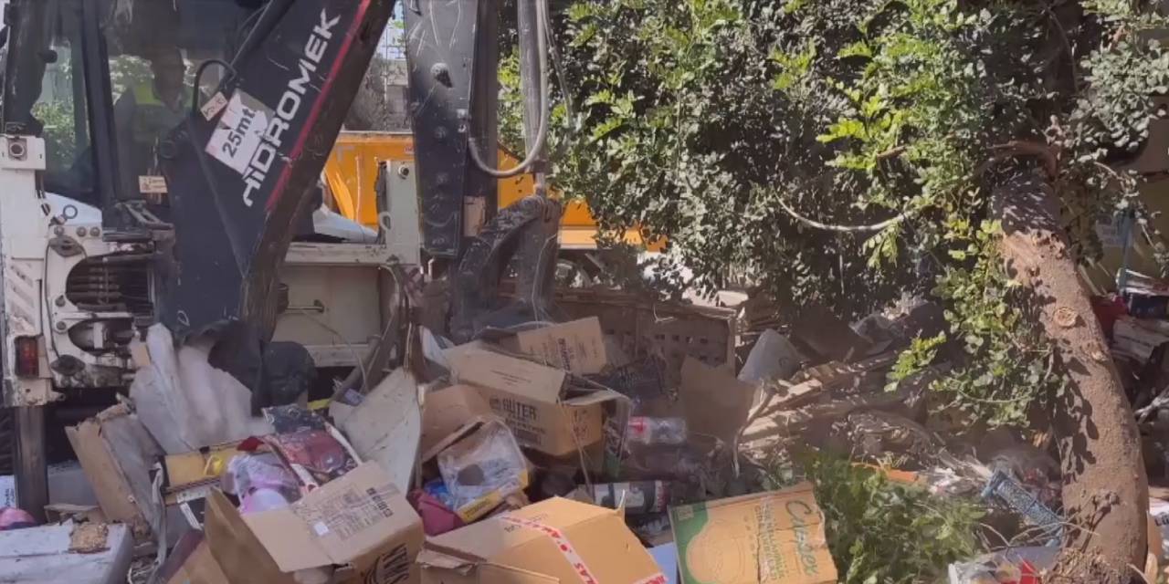 Kötü koku şikayetine gittiler: 8 kamyon çöp çıkardılar!