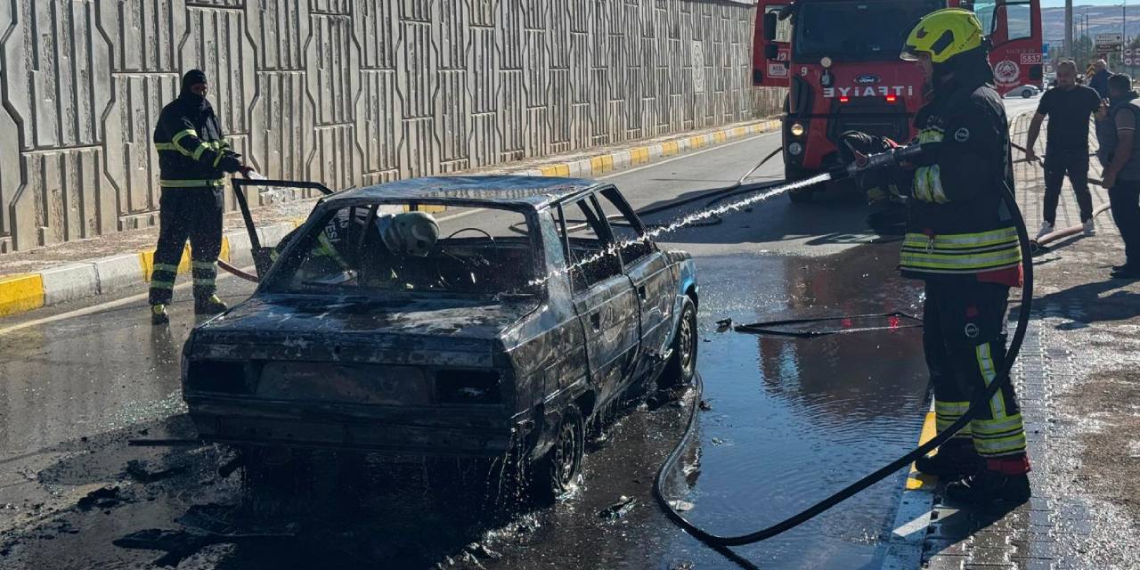 Sivas'ta seyir halindeki otomobil yandı: Sürücü yaralandı