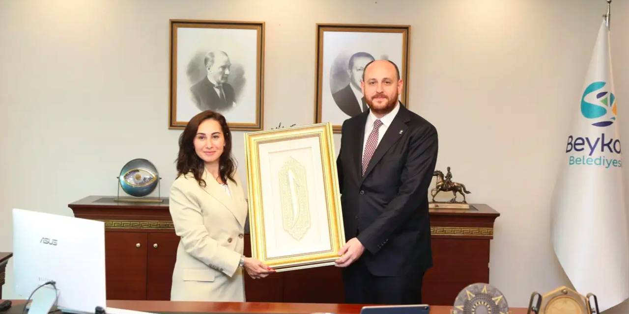 AKP'ye geçti Erdoğan portresini arkasına aldı: Özlem Vural Gürzel Atatürk'ün simgeleşen fotoğrafını kaldırdı