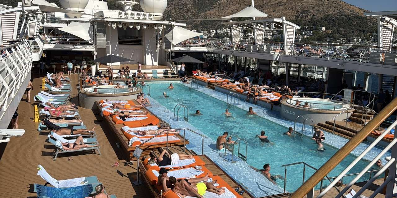 Bodrum'a demirleyen kruvaziyer 2 bin 545 turist getirdi