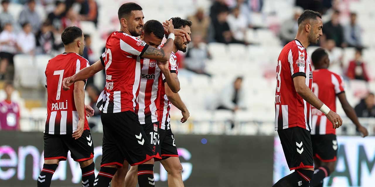 Sivasspor Adana Demirspor'a yarım deste gol attı