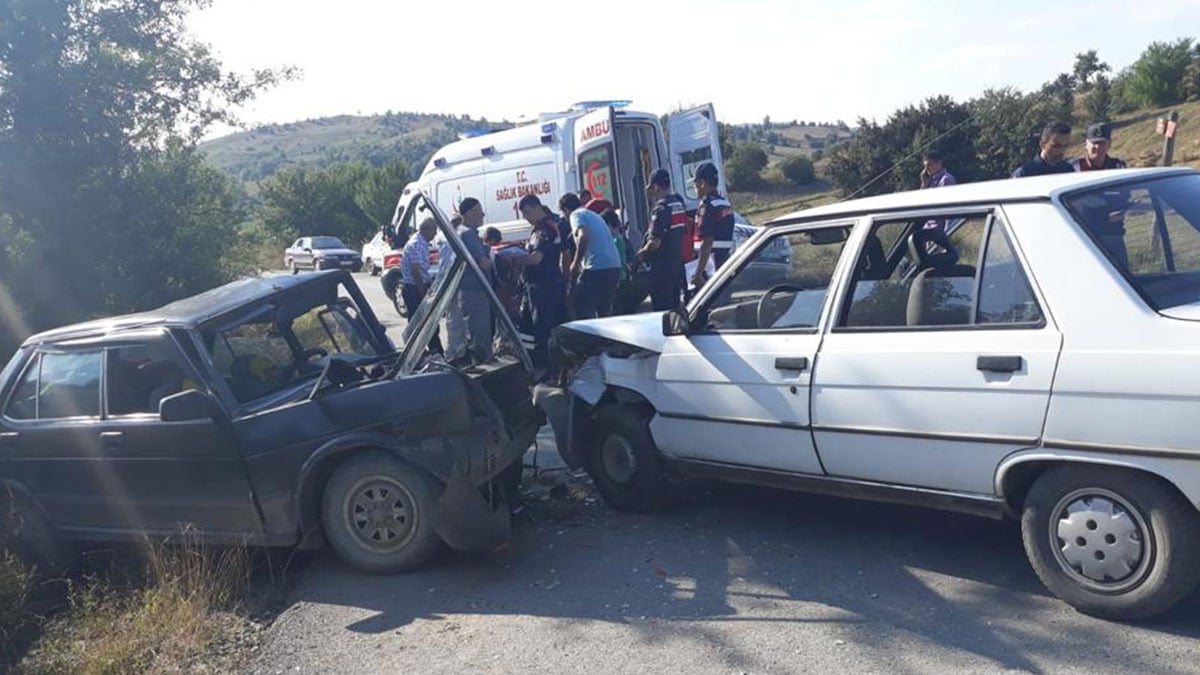 Kastamonu'da iki otomobil çarpıştı: 11 yaralı