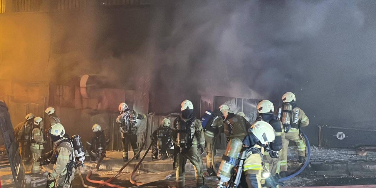 Kağıthane'de yangın alarmı: Matbaa deposu küle döndü