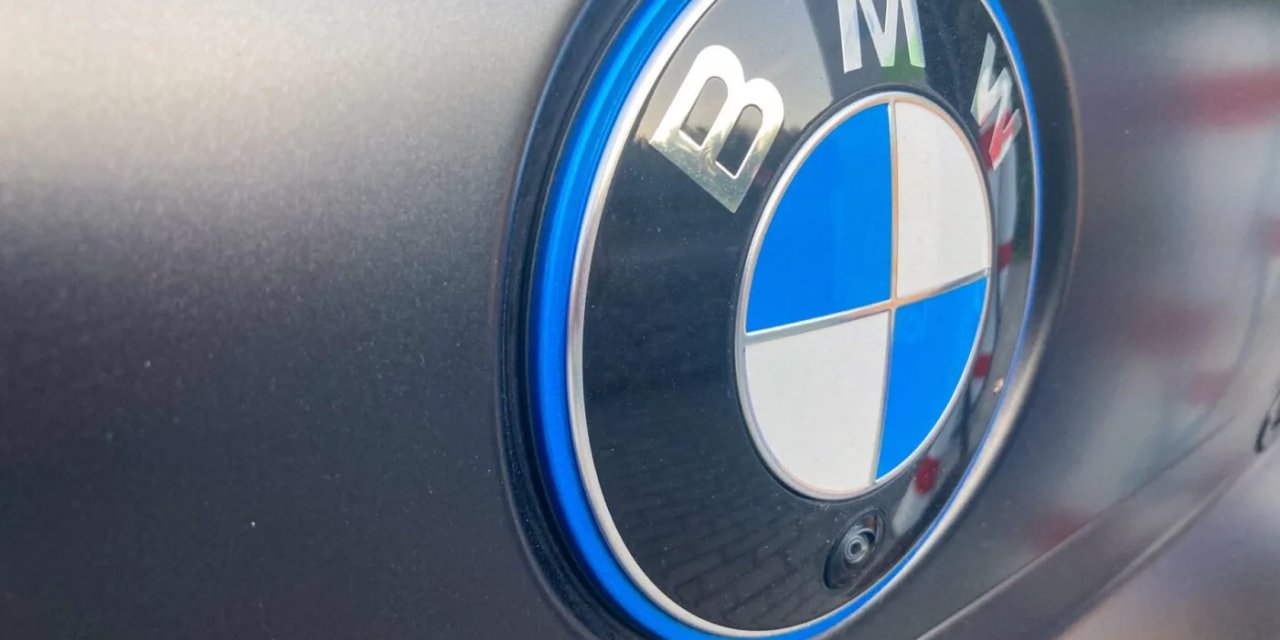 BMW’de yangın riski: 330 binden fazla araç geri çağrılıyor!