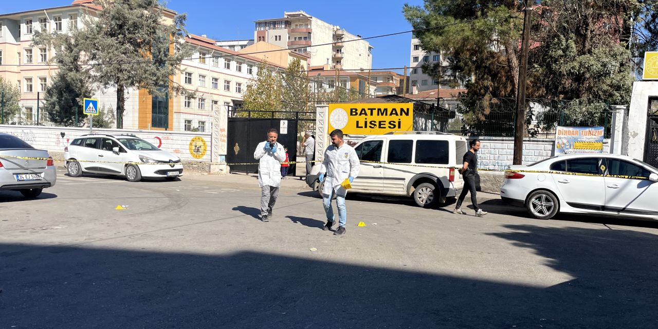 Lise önünde silahlı çatışma: Çocuklar kıl payı kurtuldu