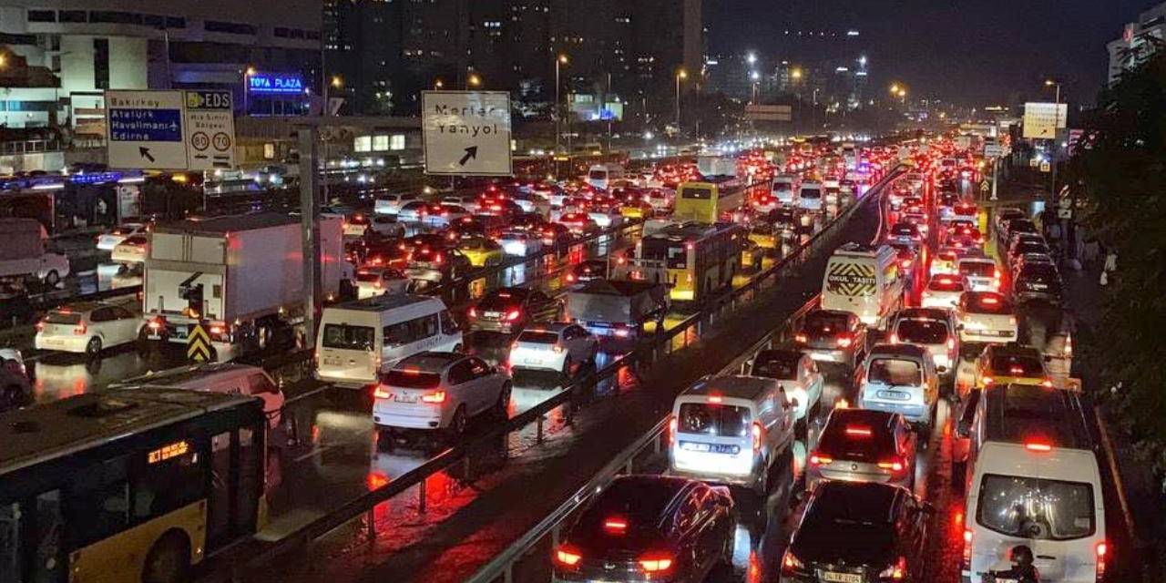 İstanbul'da haftanın son iş gününde trafik çilesi: Köprü ve otoyollar durma noktasında!