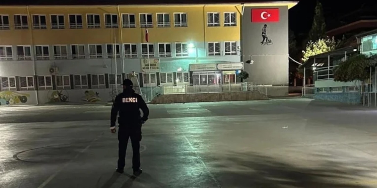 İmam Hatip'teki çıplak bekçi ortalığı karıştırdı