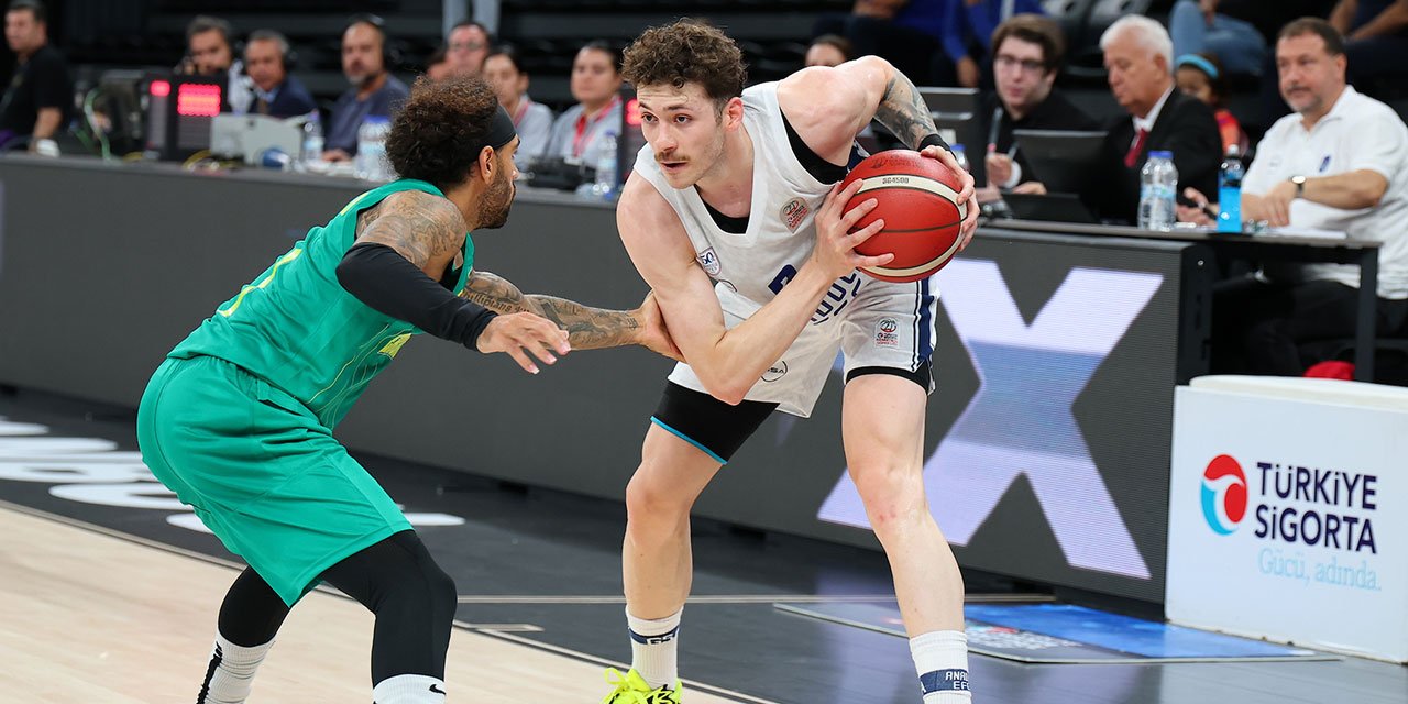 Anadolu Efes farklı başladı