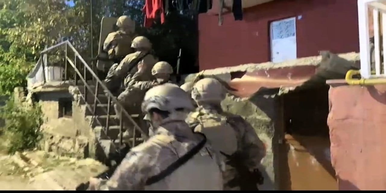 Bitlis ve İzmir'de zehir tacirlerine darbe