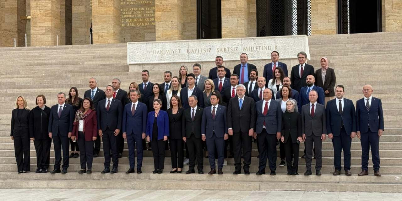 Özgür Özel Atatürk'ün huzuruna çıktı: İşte bu sözleri deftere yazdı