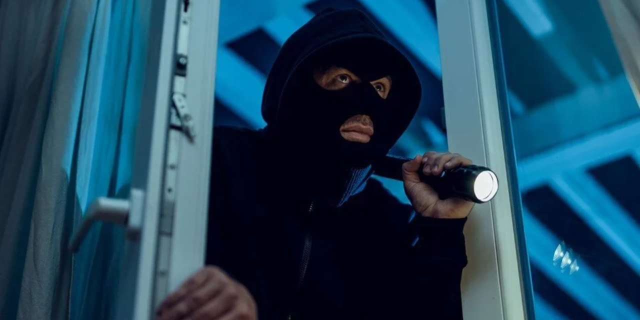 Hırsızın hin planı kameraya takıldı: Çaldıkları şaşırttı