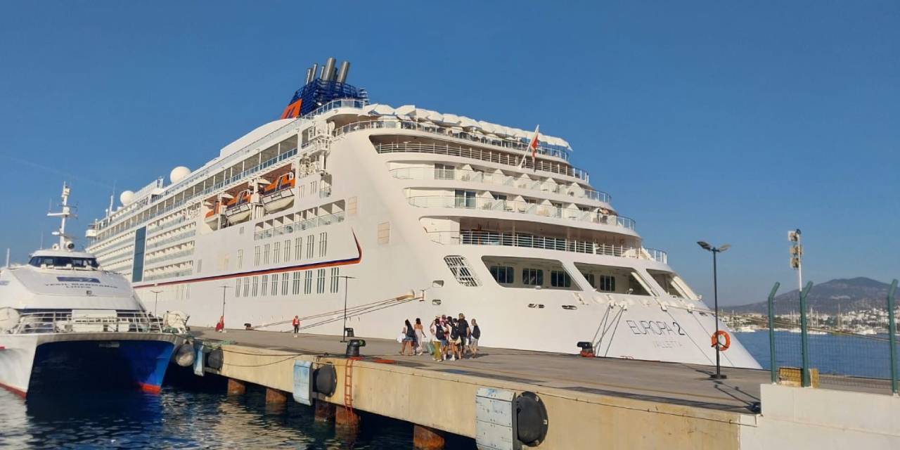 Bodrum'a turist akını: 'Europa 2' kruvaziyeriyle 481 yolcu geldi