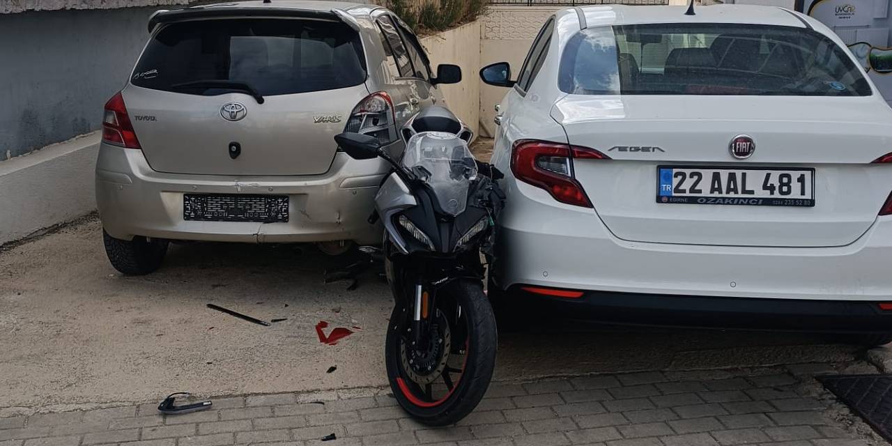 Edirne'de motosiklet kazası: Sürücü 2 aracın ortasına sıkıştı başka otomobilin üzerine düştü