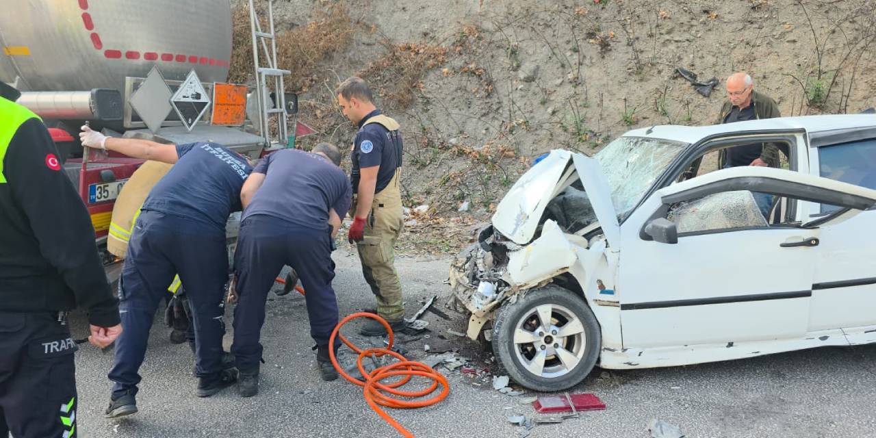 Bursa’da otomobil park halindeki tankere çarptı: 5 kişi yaralandı