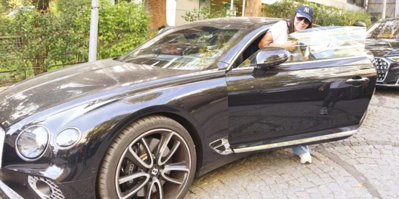 Asena 40 milyonluk otomobili ile görüntülendi: Plaka eski eşinin ama...