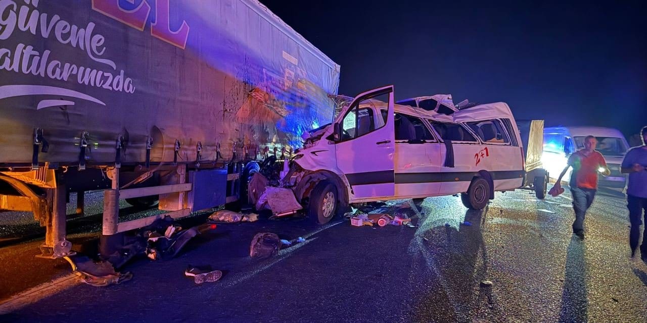 Tarım işçilerini taşıyan minibüs TIR'a çarptı: Ölenlerin kimlikleri belirlendi