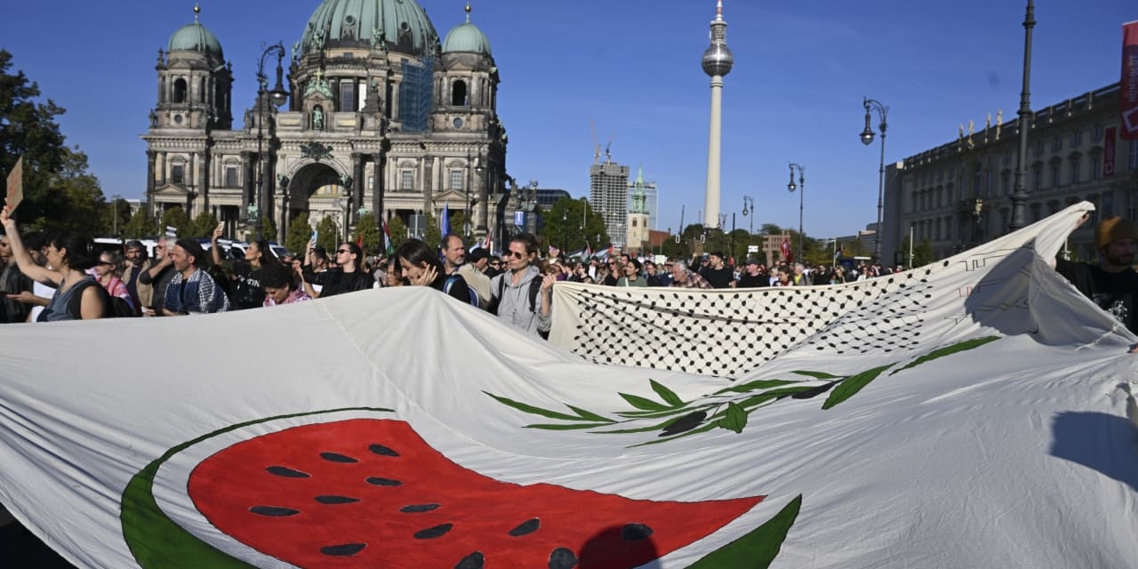 Almanya'da Filistin'e destek yürüyüşü: 100 bin kişi katıldı
