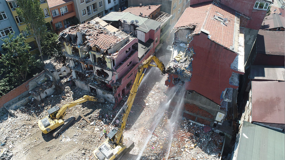 Kağıthane’de riskli bina yıkıldı