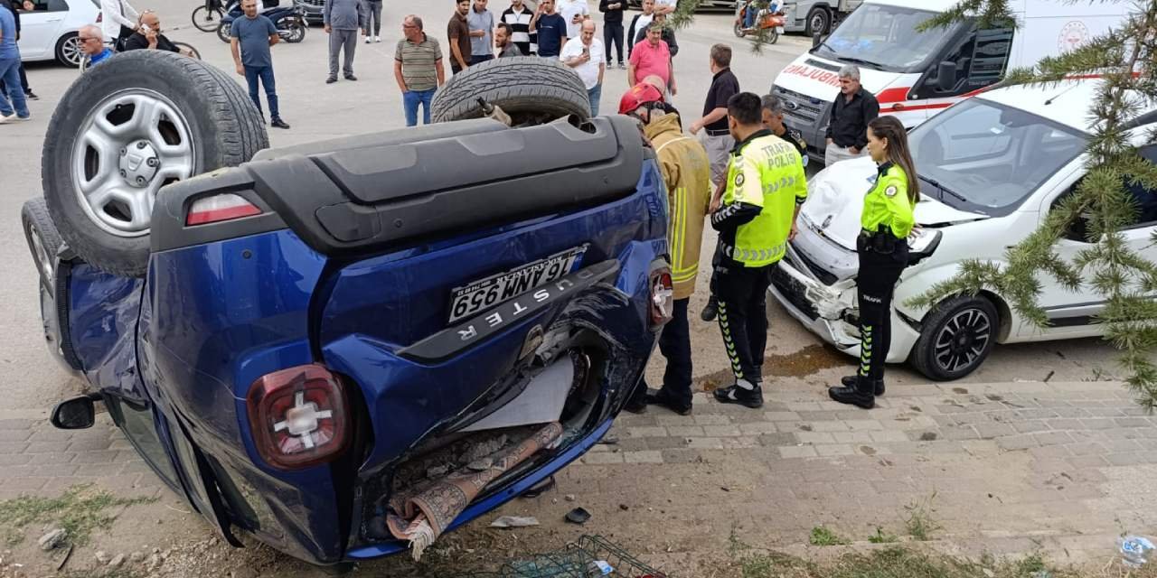 Kontrolsüz kavşakta çarpışan cip taklalar atıp ters döndü: 3 yaralı