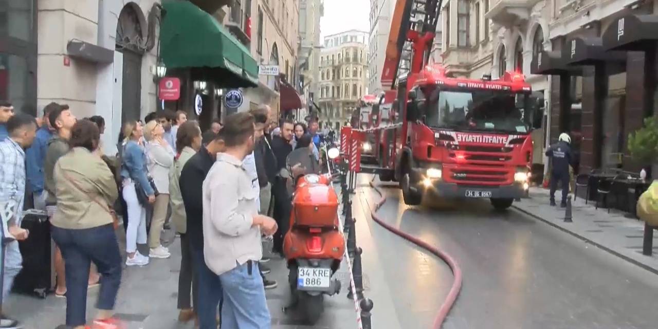 Beyoğlu'nda korkutan yangın: Müşteriler tahliye edildi