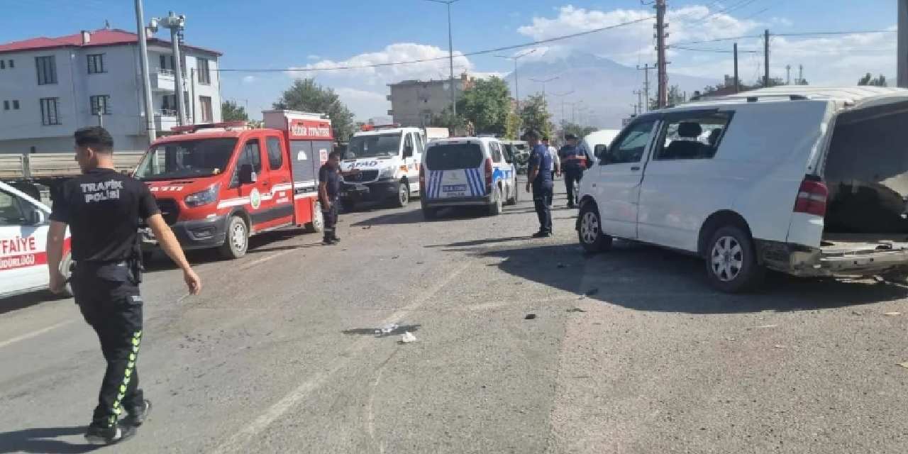 Zırhlı araç ile minibüs çarpıştı: Yaralılar var!