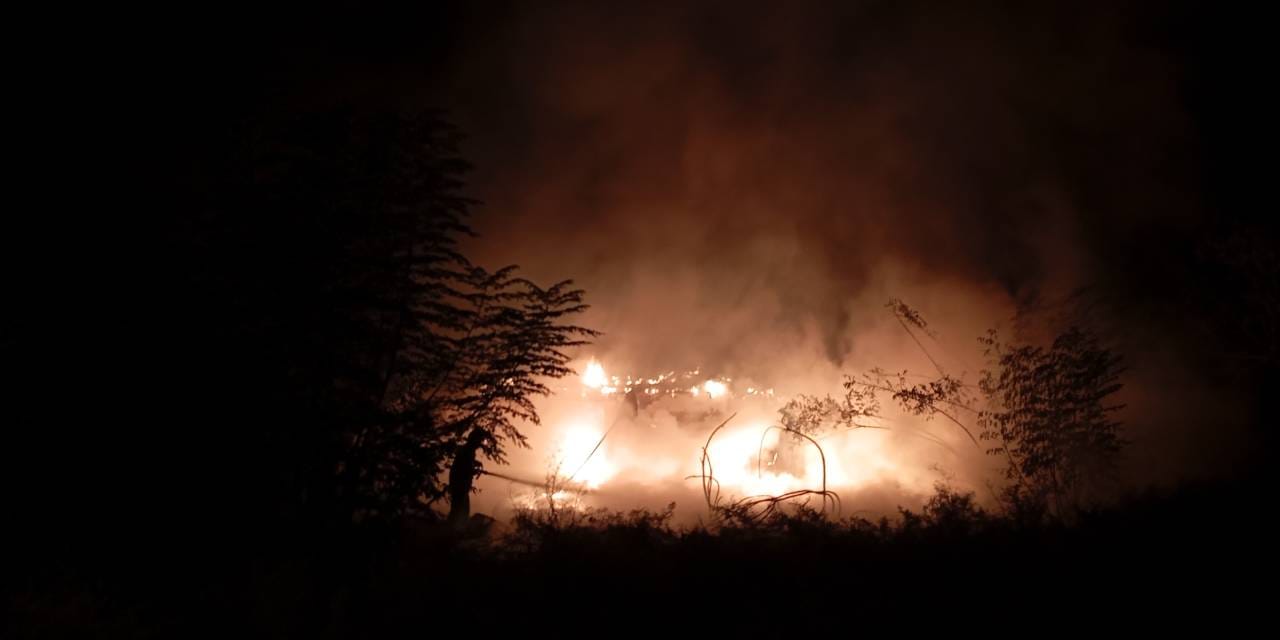 Arsaya bırakılan plastik kasalar yandı